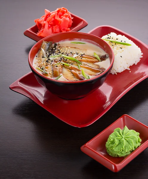 Tavanomainen japanilainen keitto ankeriaan kanssa kookosmaidossa — kuvapankkivalokuva
