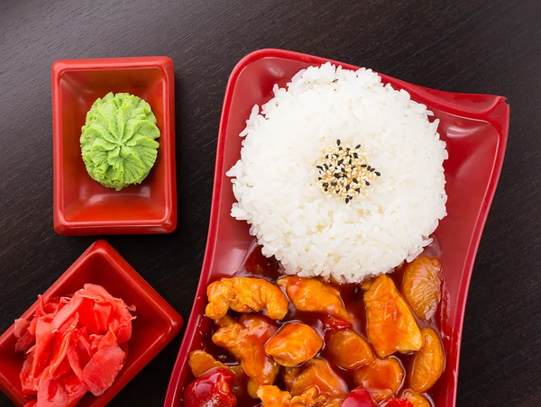 Poulet aigre-doux avec riz dans une assiette — Photo