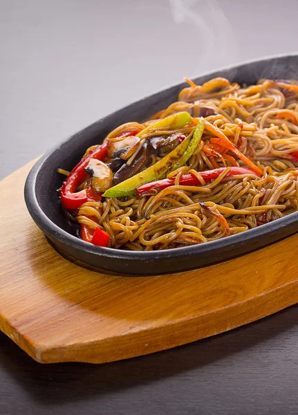 Soba noodles with meat and vegetables. — Stock Photo, Image