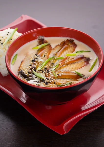 Sopa japonesa tradicional con pescado de anguila en leche de coco —  Fotos de Stock