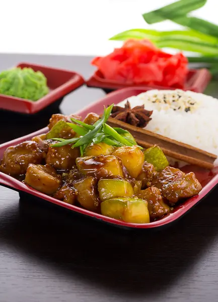 Японская кухня. рис с цуккини в медовом соусе . — стоковое фото