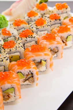 Japon mutfağı. Lezzetli sushi seti.