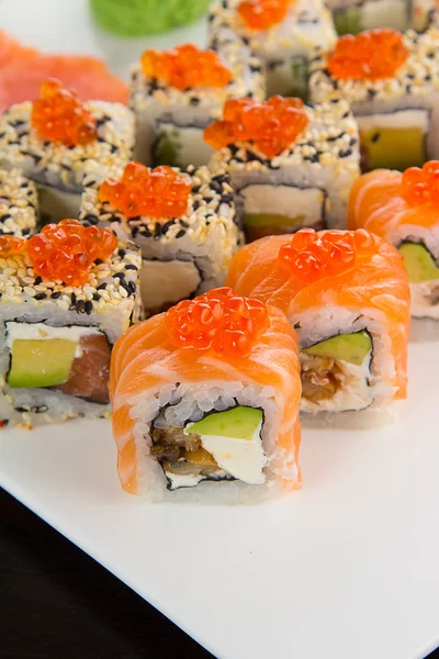Dania kuchni japońskiej. Smaczne sushi zestaw. — Zdjęcie stockowe