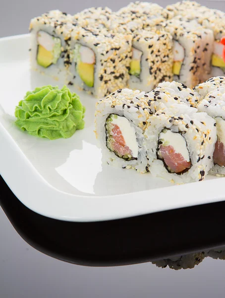 Cozinha japonesa. Conjunto de sushi saboroso . — Fotografia de Stock