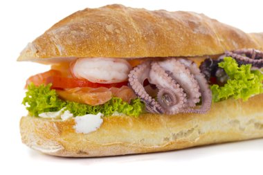 Deniz ürünleri ve beyaz arka plan üzerinde izole sebze ile sandviç