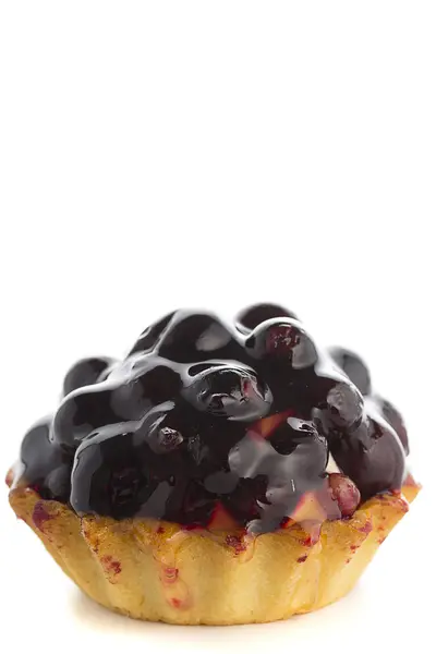 Süße Kuchen mit Kirsche isoliert auf weißem Hintergrund — Stockfoto