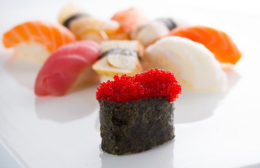 Suşi gunkan siyah tobiko ve beyaz tabakta nigiri