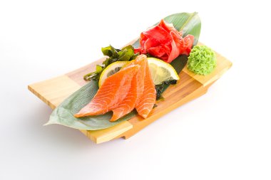 Japon mutfağı. Beyaz arka plan üzerinde izole suşi sashimi.