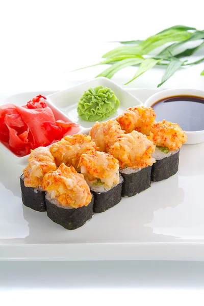 Rolo de sushi picante com cinger e wasabi sobre fundo branco — Fotografia de Stock