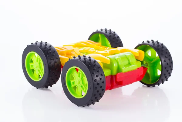 Carro de brinquedo colorido isolado em branco . — Fotografia de Stock