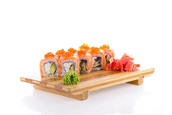 Zalm sushi rolt op een gete geïsoleerd op witte achtergrond — Stockfoto