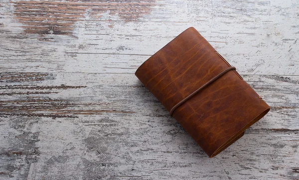 Carnet en cuir fait main sur fond vintage en bois — Photo