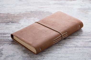 El yapımı deri notebook ahşap antika arka plan üzerinde