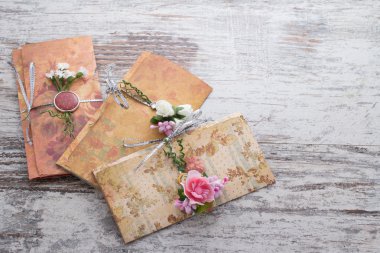 Kağıt pver ahşap antika arka plan yapılmış el yapımı düğün davetiyeleri