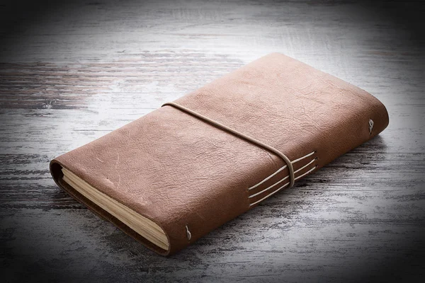 Notebook in pelle fatto a mano su sfondo vintage in legno — Foto Stock