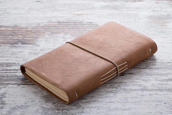 Notebook in pelle fatto a mano su sfondo vintage in legno — Foto Stock