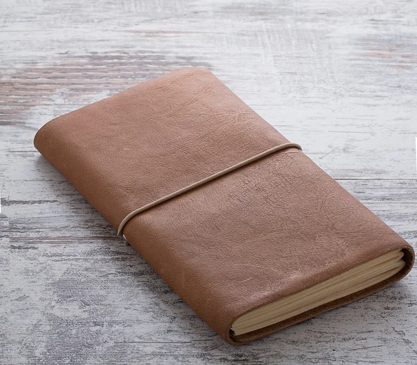 Notebook in pelle fatto a mano su sfondo vintage in legno — Foto Stock