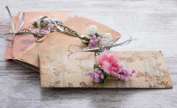 Invitaciones de boda hechas a mano de papel pver fondo vintage de madera —  Fotos de Stock