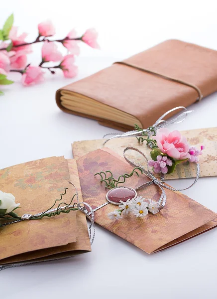 Convite de casamento feito à mão com decoração de flores — Fotografia de Stock