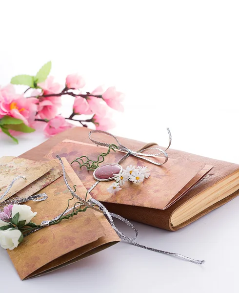 Invitación de boda hecha a mano con decoración de flores — Foto de Stock