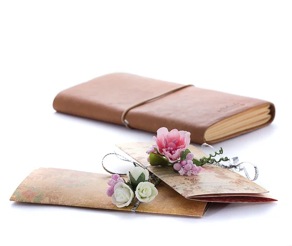 Handgemachte Hochzeitseinladung mit Blumenschmuck — Stockfoto