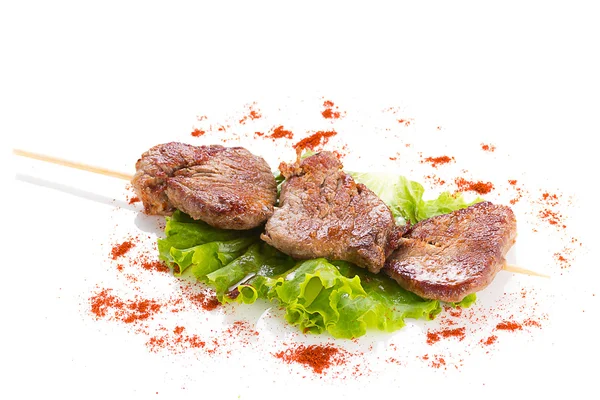 Gustose grigliate di carne e verdure su spiedini, isolate su fondo bianco — Foto Stock