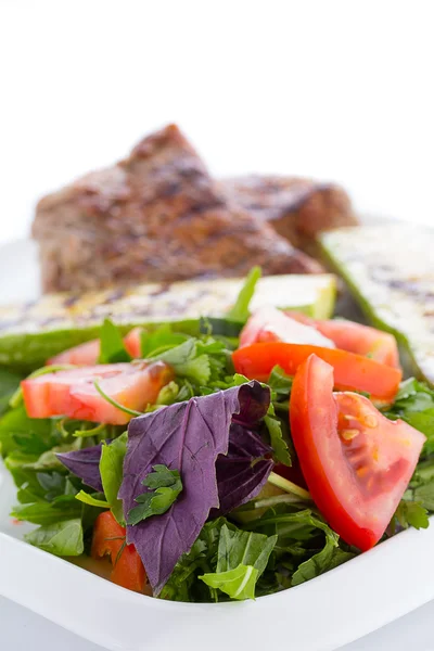 Insalata di verdure con carne alla griglia isolata su fondo bianco — Foto Stock