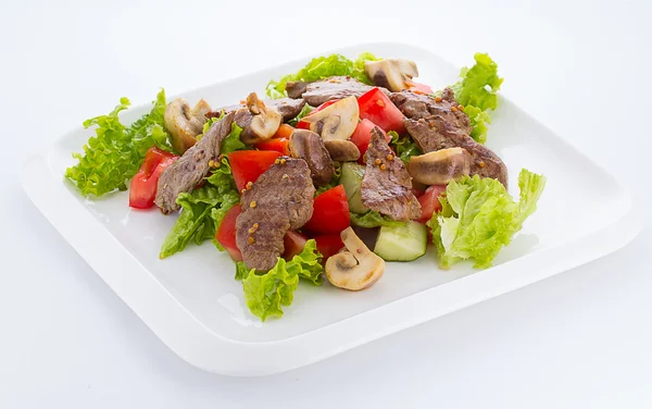Овощной салат с грибами и мясо изолированы на белом фоне — стоковое фото