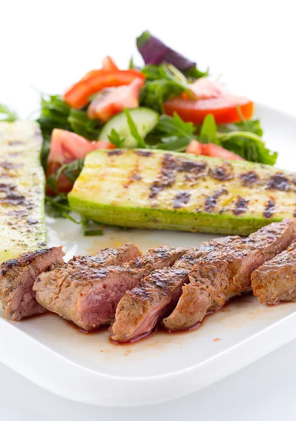 Salada de legumes com carne grelhada isolada sobre fundo branco — Fotografia de Stock