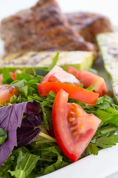 Plantaardige salade met gegrilde rundvlees geïsoleerd op witte achtergrond — Stockfoto