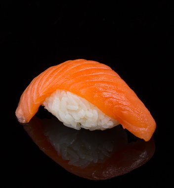 Somon suşi nigiri yansıması ile siyah arka plan üzerinde