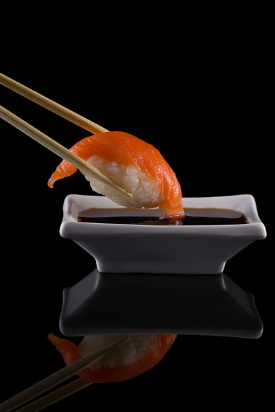 三文鱼寿司饭用反射的黑色背景 — 图库照片