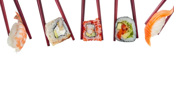 Sushi in Essstäbchen isoliert auf weißem Hintergrund — Stockfoto