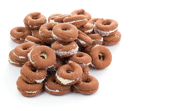 Verse lekkere koekjes geïsoleerd op witte achtergrond — Stockfoto