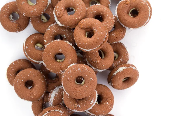 Verse lekkere koekjes geïsoleerd op witte achtergrond — Stockfoto