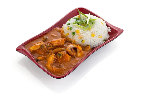 흰색 배경에 고립 된 쌀과 카레 소스에 새우 — 스톡 사진