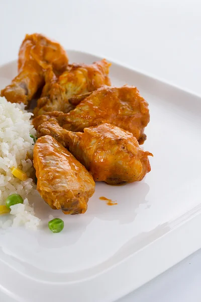 Kurczak curry z ryżem na białym talerzu — Zdjęcie stockowe