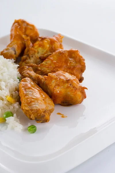 Frango de caril com arroz em uma chapa branca — Fotografia de Stock