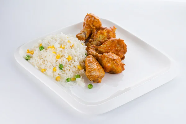 흰색 접시에 쌀과 닭고기 카레 — 스톡 사진