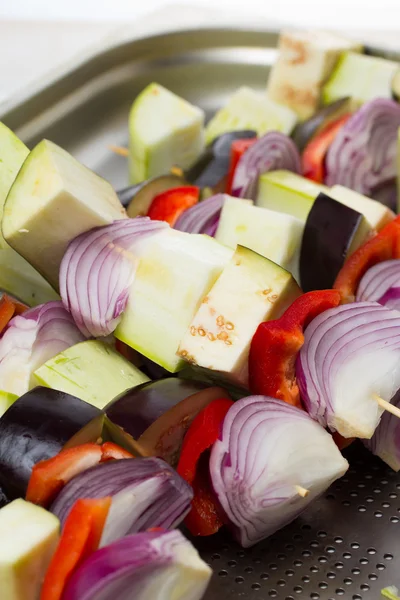 Сырые овощи шампур на тарелке на деревянном фоне — стоковое фото