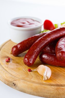 Sebze ve sos ile lezzetli ızgara sosis yakın çekim