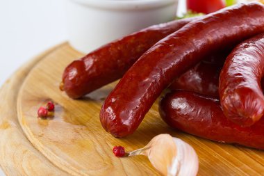 Sebze ve sos ile lezzetli ızgara sosis yakın çekim