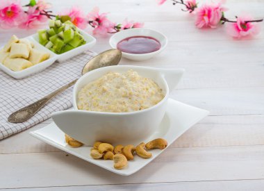 Kivi ve muz üzerinde ahşap antika arka plan ile yulaf lapası