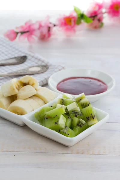 Malinový džem s kiwi a banán dřevěných historických pozadí — Stock fotografie