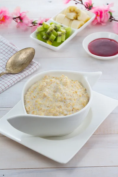 Gröt med kiwi och banan över trä vintage bakgrund — Stockfoto