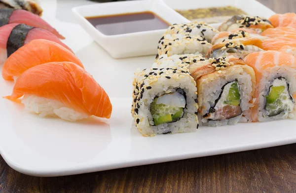 Dania kuchni japońskiej. Sushi. — Zdjęcie stockowe