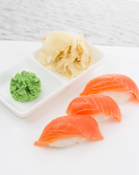 Lachs-Sushi-Nigiri auf weißem Teller — Stockfoto