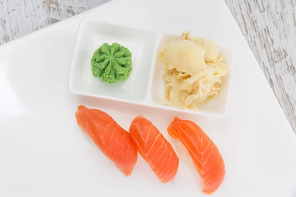 Лосось суши нигири на белой тарелке — стоковое фото