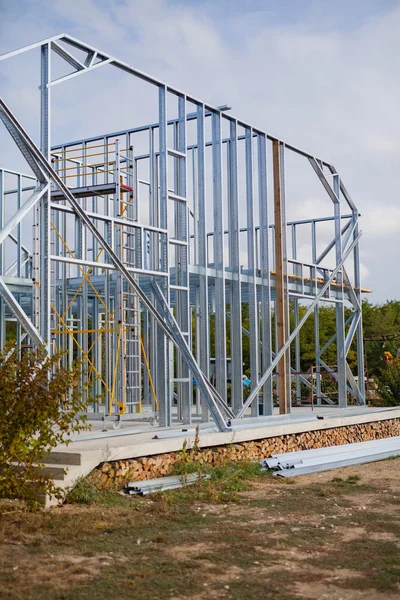 Husbyggandet under blå himmel — Stockfoto