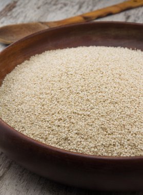 Susam ahşap arka plan üzerinde bir ahşap plaka